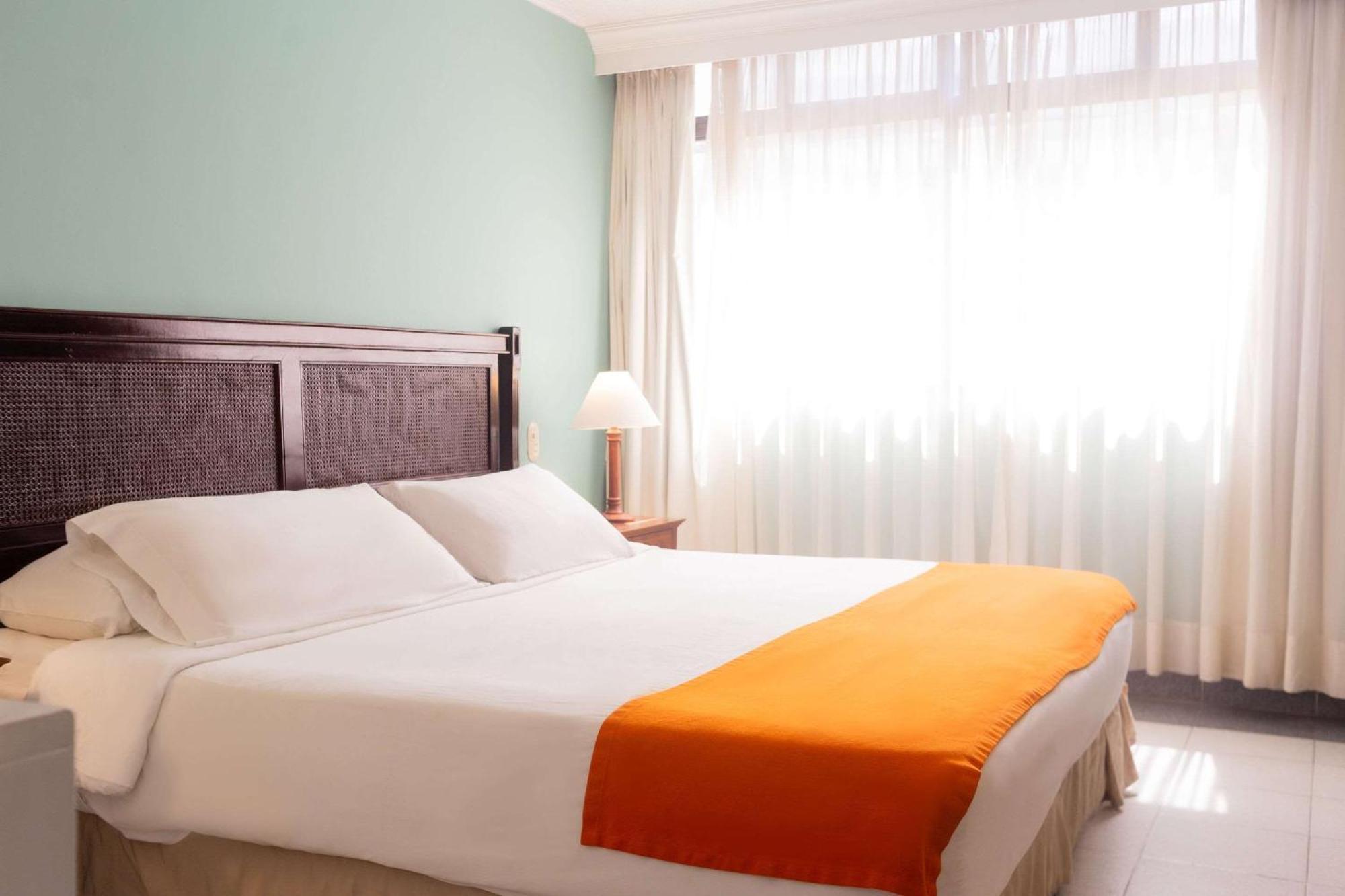 Hotel Faranda Express Puerta Del Sol Barranquilla, A Member Of Radisson Individuals Баранкила Екстериор снимка