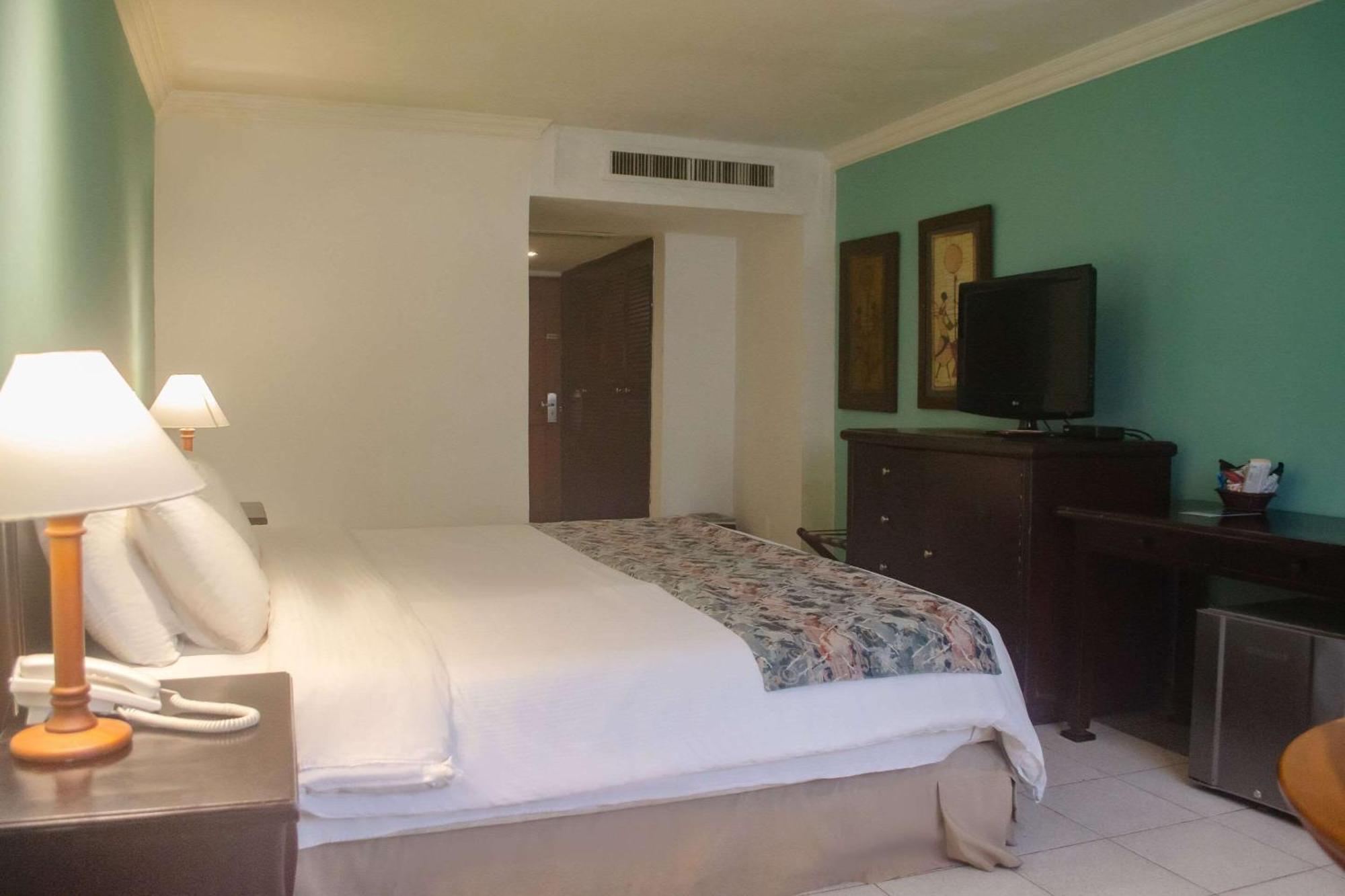 Hotel Faranda Express Puerta Del Sol Barranquilla, A Member Of Radisson Individuals Баранкила Екстериор снимка